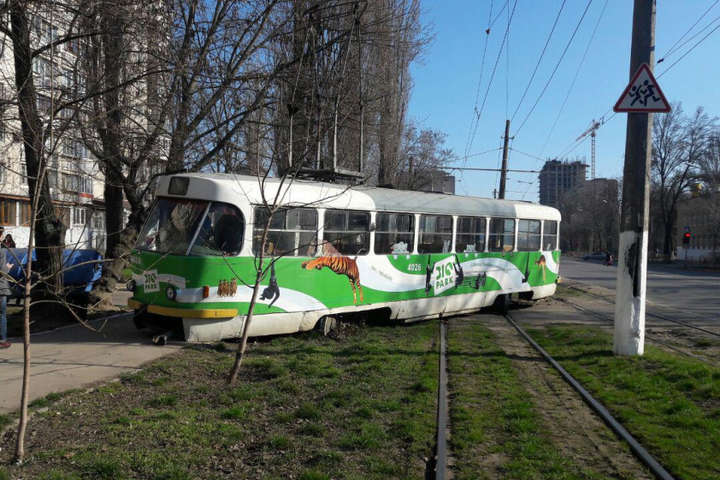 В Одесі з рейок зійшов трамвай (фоторепортаж)