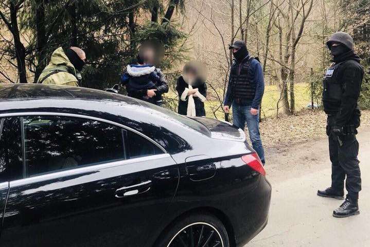 На кордоні з Румунією затримано злодійку, яка орудувала на вокзалі Києва під прикриттям поліції