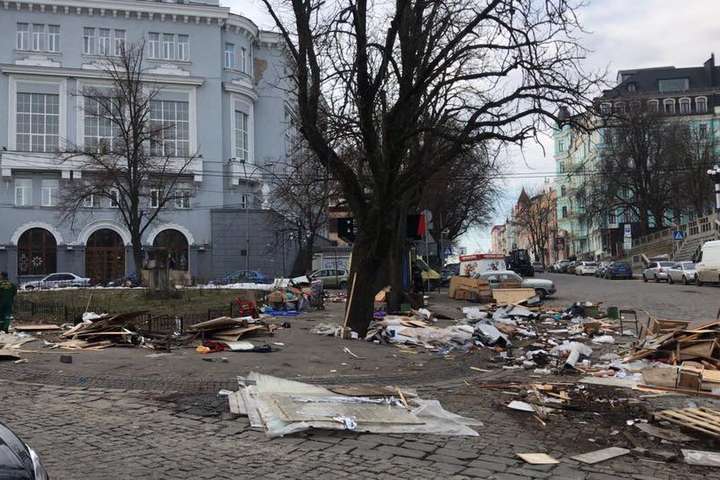 В Киеве демонтировали безобразный «шанхай» возле Андреевского спуска (фото)