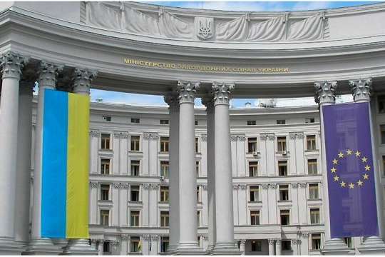 Україна почала видавати іноземцям електронні візи