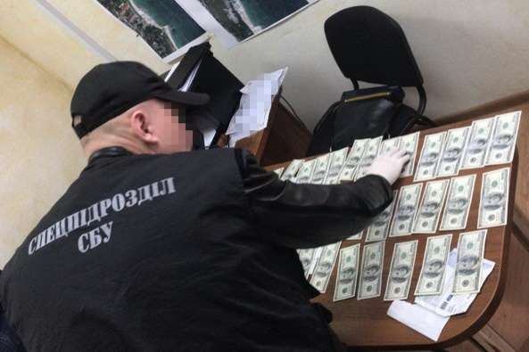 В Одессе задержали чиновника с крупной взяткой (фото)