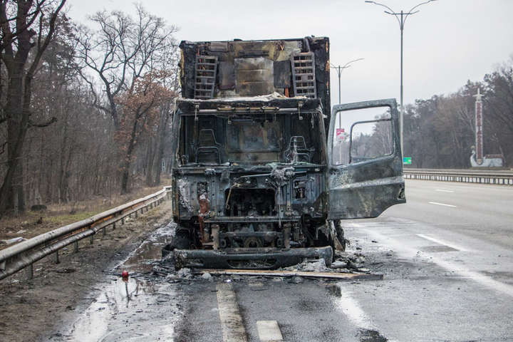 На Бориспільській трасі на ходу загорілася фура