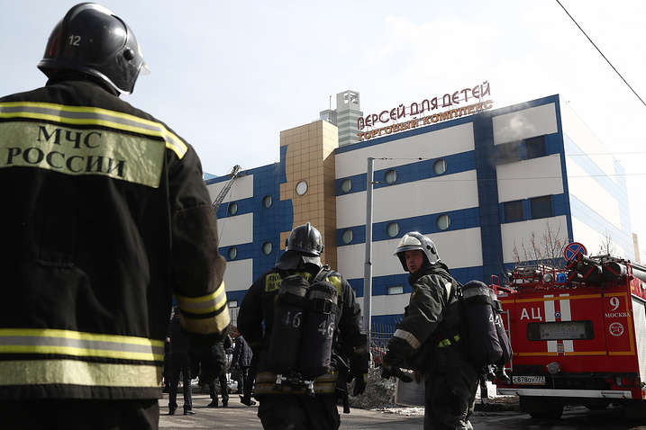Пожар в ТРЦ Москвы: СМИ сообщили о пострадавших и одном погибшем 