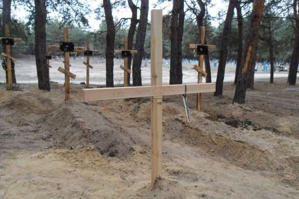 На Вінниччині спіймали чоловіка, що викрав хрести з кладовища