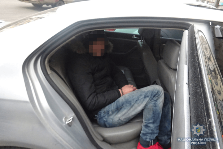 За крадіжку з машини затримано іноземця, який перебував у розшуку