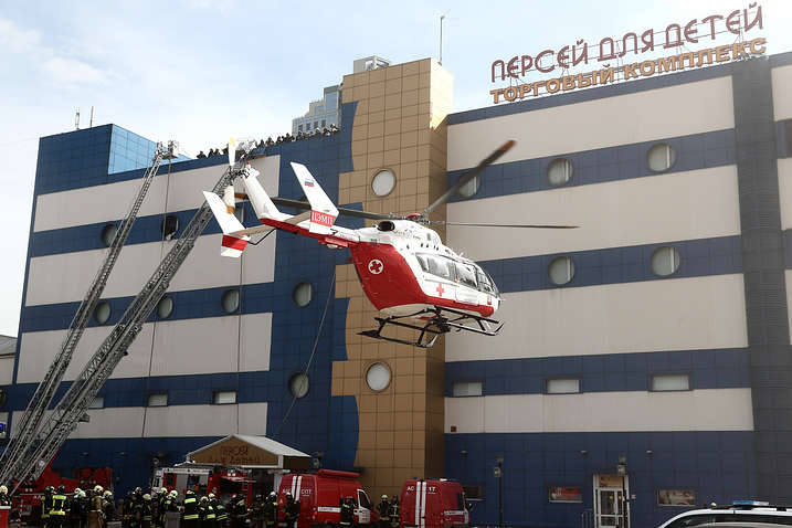 В горящем ТРЦ в Москве погиб работник: стали известны подробности 