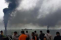 В Індонезії горить розлите у морі паливо