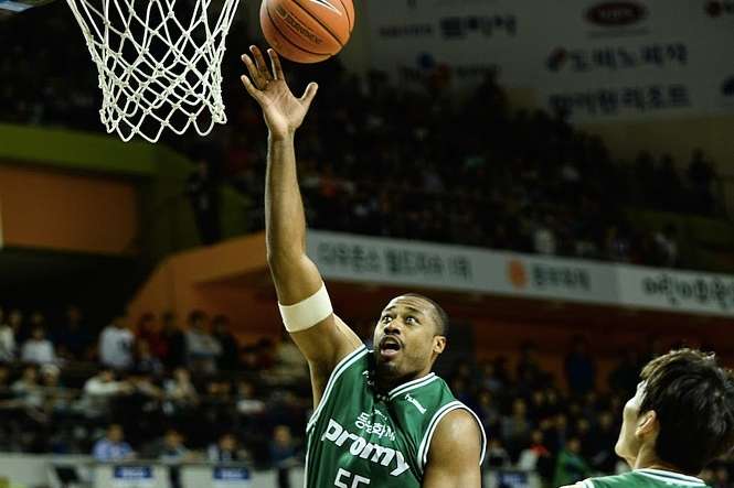 Американському баскетболісту заборонили грати в Кореї, тому що він занадто високого зросту