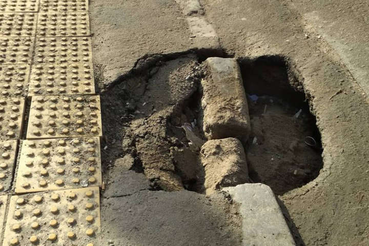 В Одесі провалився тротуар, який недавно ремонтували