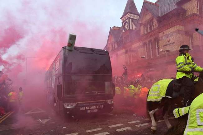 Прихильники «Ліверпуля» атакували автобус «Манчестер Сіті» перед грою Ліги чемпіонів (відео)