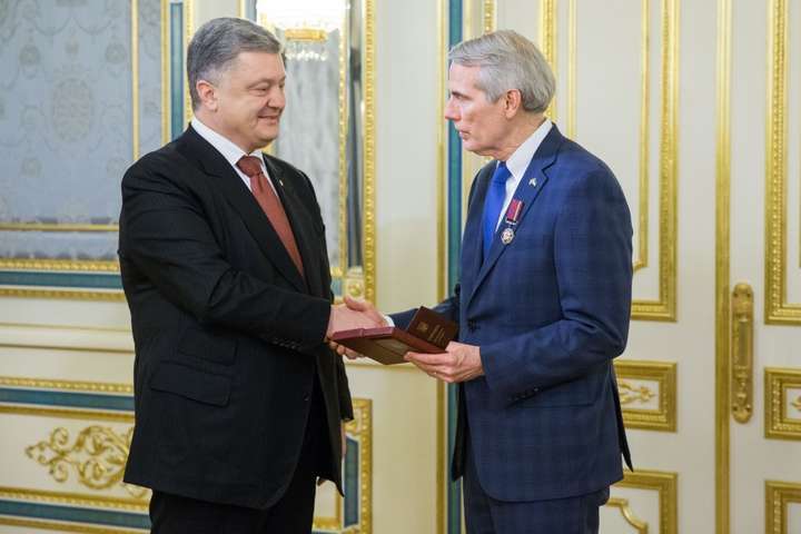 Порошенко нагородив американського сенатора орденом «За заслуги»