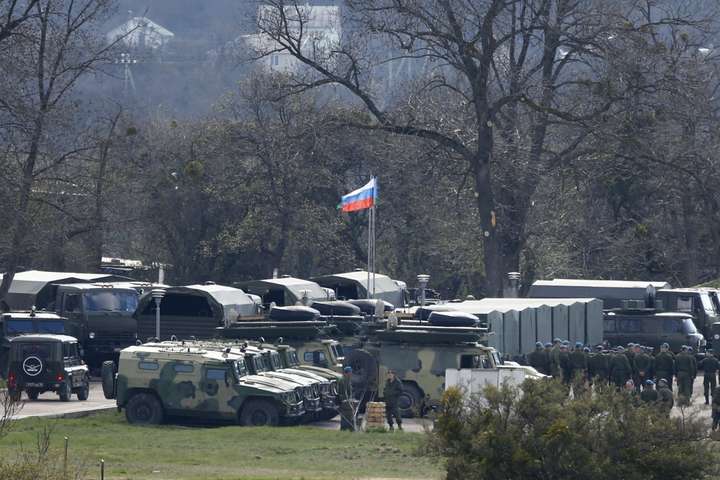 Росія стягнула до українського кордону 77 тис. військових і майже тисячу танків - Полторак