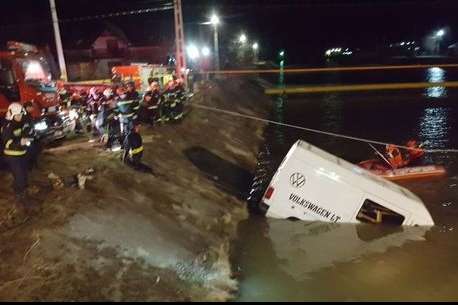 Мікроавтобус у Румунії впав у річку, дев’ятеро людей загинули