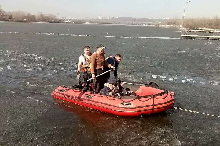 У затоці Берковщина рибалка провалився під лід