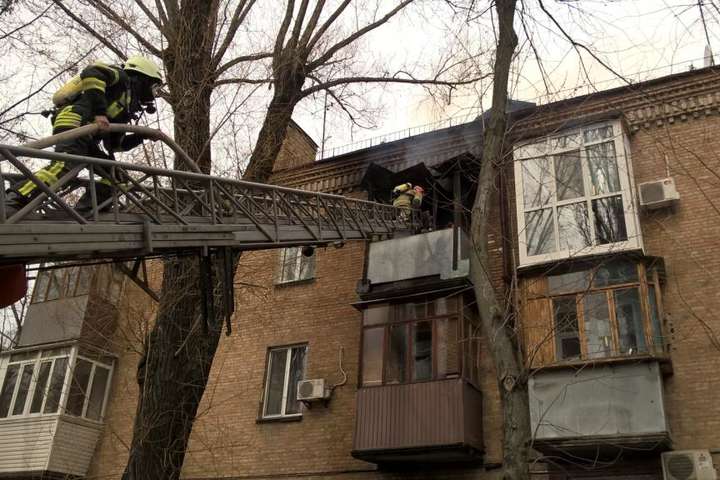 Під час пожежі у столичному будинку ледь не згоріли двоє людей