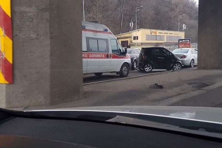 Біля мосту Метро масштабна ДТП: є постраждалі