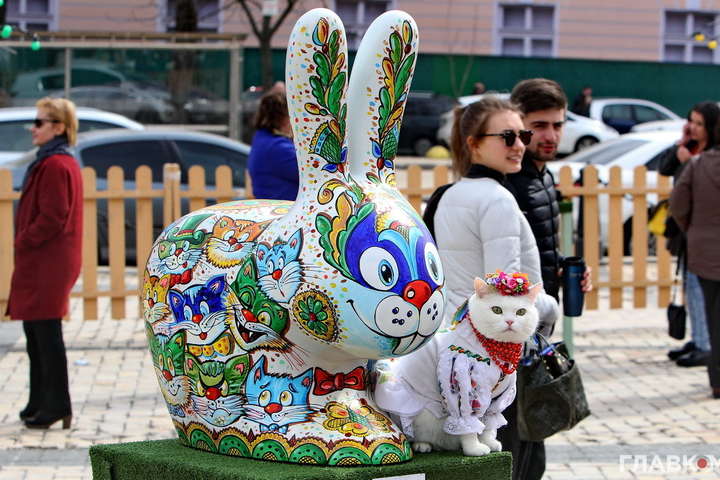 В центре Киева появились сотни пасхальных кроликов: яркие фото 