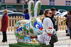В центре Киева появились сотни пасхальных кроликов: яркие фото 