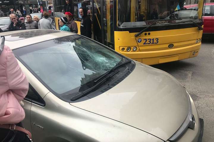 Черговий «герой парковки» заблокував рух транспорту у центрі Києва