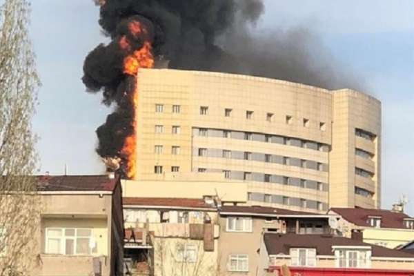 У Туреччині палає багатоповерховий шпиталь