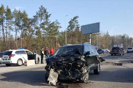 Під Києвом сталася масштабна ДТП: є постраждалі