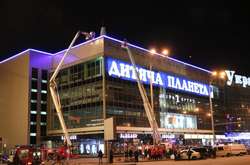 Рятувальники евакуювали людей з приміщення та даху ТРЦ «Україна»