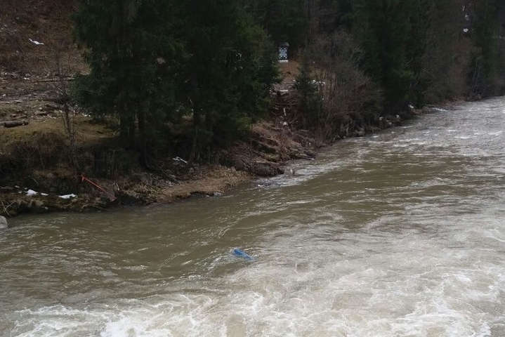 На Закарпатье автомобиль упал в реку, водитель погиб