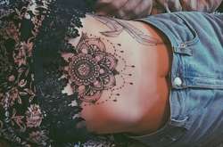 Тату под грудью