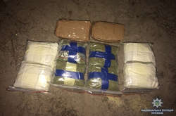 Наркотики поштою: поліція затримала чоловіка із забороненою посилкою