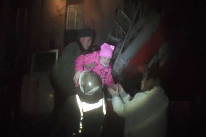 В Харькове произошел масштабный пожар в многоэтажке, погибла женщина 