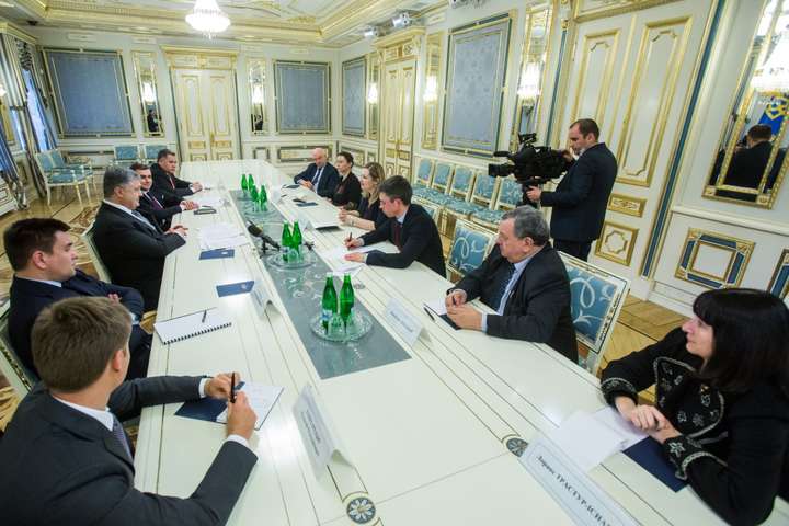 Порошенко закликав французьких депутатів спільно протидіяти «Північному потоку-2»