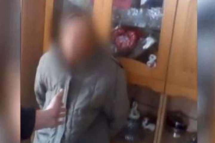 На Київщині двоє молодиків знущалися над пенсіонеркою, знімаючи це на відео