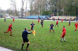 На Сумщині через танення снігу повністю затопило футбольний стадіон. Фотофакт