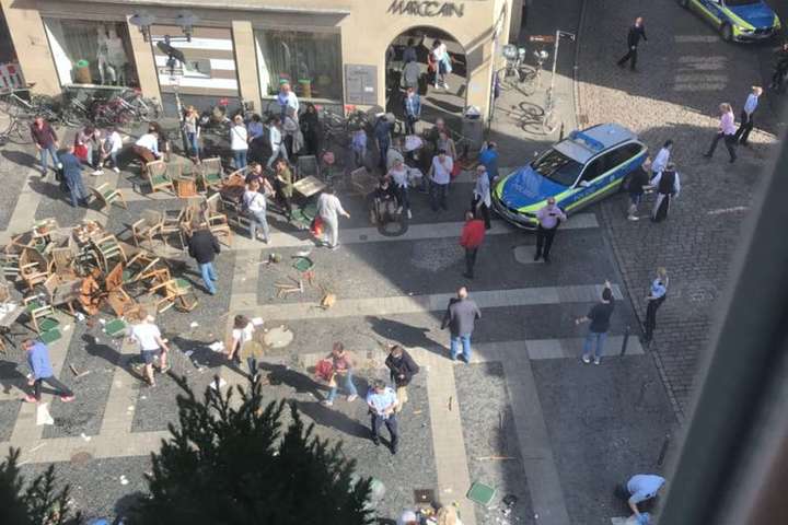 Через наїзд вантажівки у Німеччині загинули троє людей
