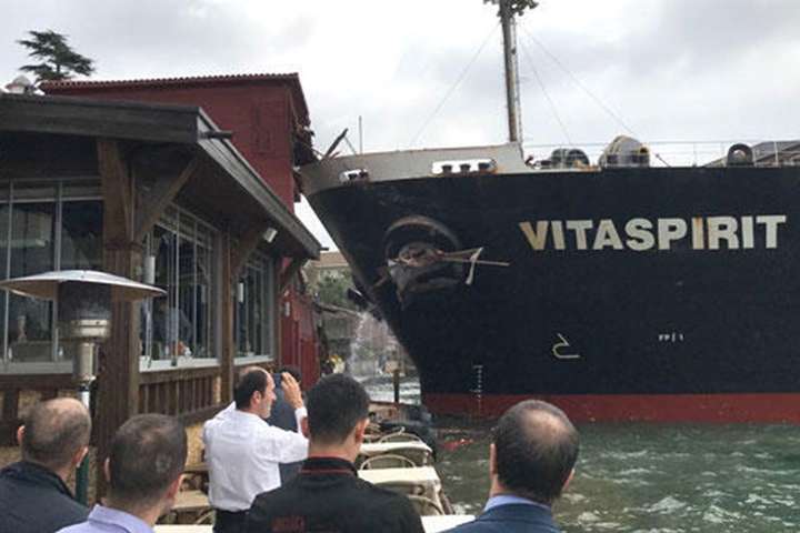 У Стамбулі танкер, що прямував до України, врізався в особняк