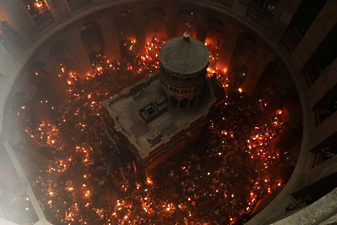 В Иерусалиме накануне Пасхи сошел Благодатный огонь: впечатляющие фото