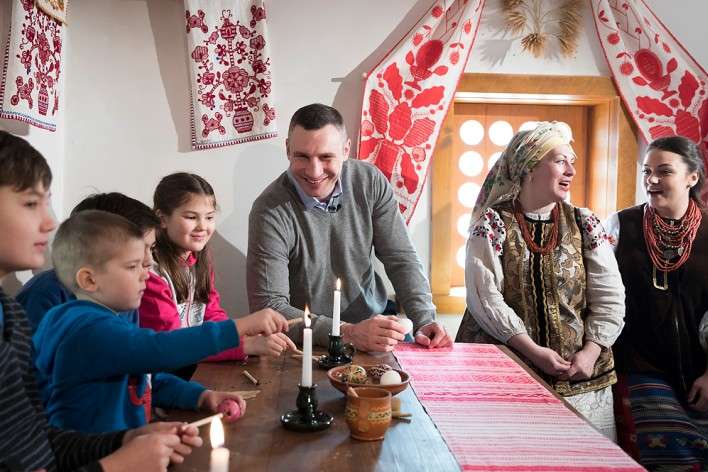 Кличко показав, як разом з дітьми розписував писанки у козацькому селищі