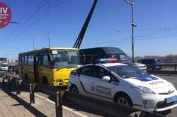 У столиці на мосту маршрутка врізалася у поліцейську машину