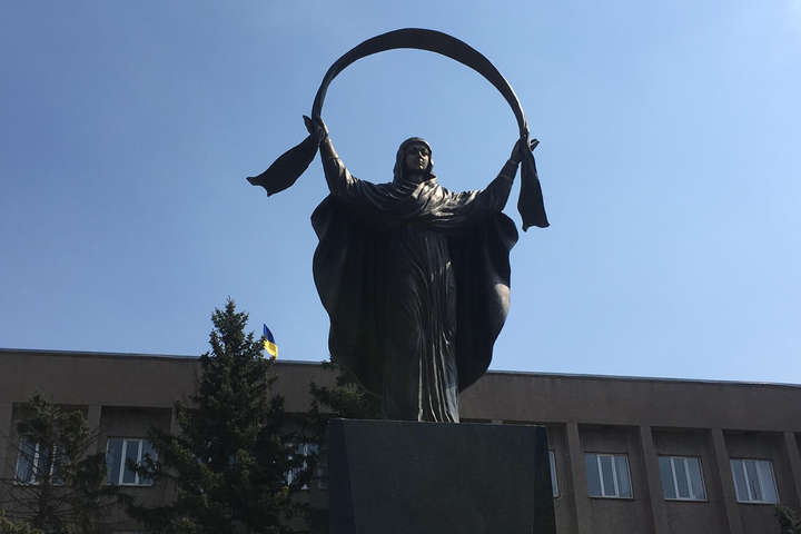 У Кривому Розі на місці поваленого Леніна відкрили скульптуру Богоматері
