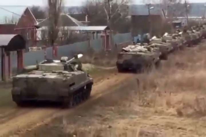 З’явилося відео російської військової техніки біля кордону з Україною