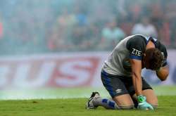 Як фанатіють в Аргентині: воротаря оглушило петардою (відео)