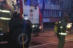 Внаслідок пожежі у столичній багатоповерхівці госпіталізовано двох людей