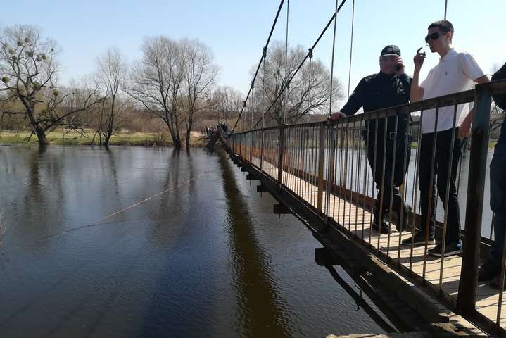 У Львівській області впав підвісний міст через річку