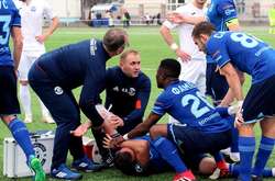 Артему Мілевському надають допомогу. Фото pressball.by