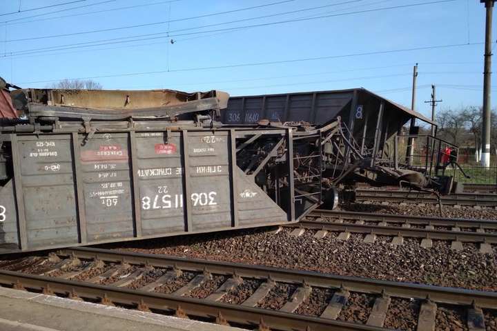 У Львівскій області перевернулись товарні вагони, рух поїздів перекрито