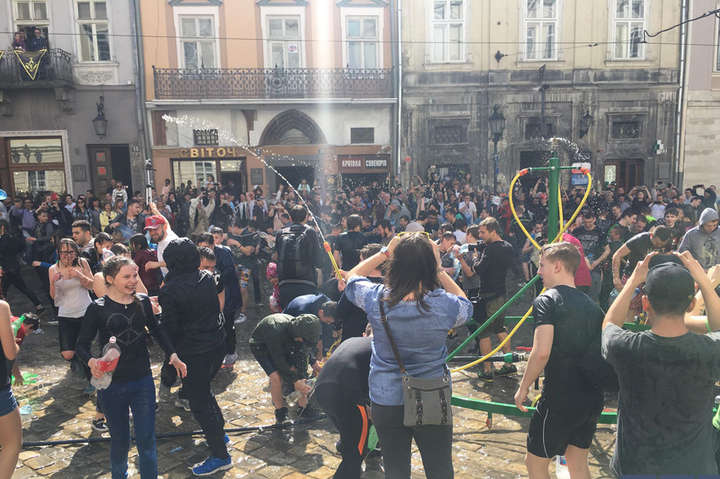 Як у Львові влаштували Поливаний понеділок: водні битви у центрі міста 
