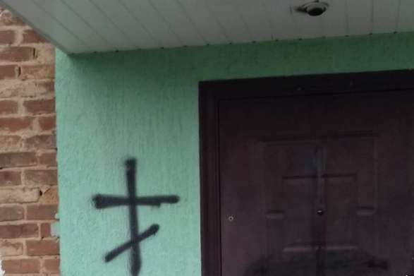 Вандали у Чернігові розмалювали хрестами будівлю Асоціації мусульман 