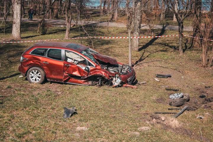 Mazda вилетіла з Набережного шосе і врізалася в дерево (відео)