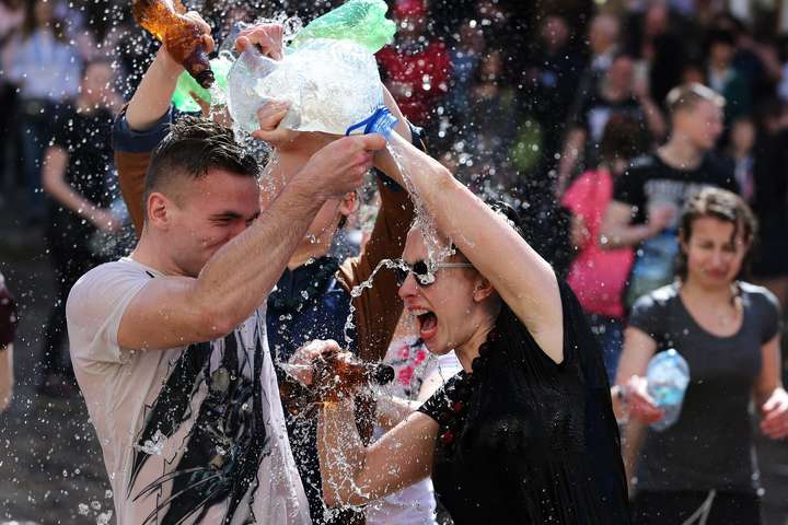 Самий мокрий день у році: як у Львові святкували «Поливаний понеділок»