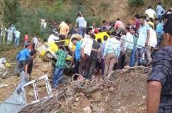 Шкільний автобус у Індії зірвався у прірву, загинуло щонайменше 27 дітей